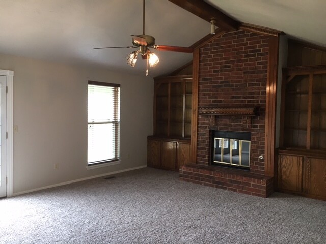 Building Photo - 2025 Silvertree Ln