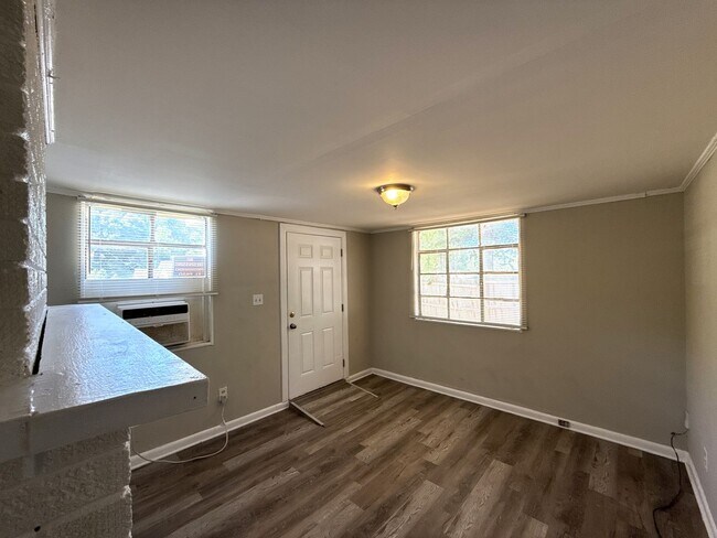 Building Photo - 2-Bedroom Duplex!
