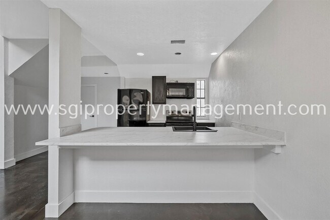 Building Photo - Condo ready for move in