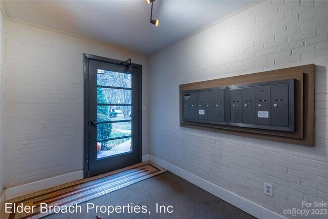 Building Photo - 2 br, 1 bath House - 2429 Vail Ave #B7