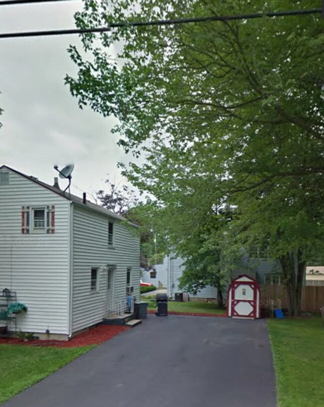 Foto del edificio - Cozy 3-Bedroom Home with Full Basement & Classic Charm