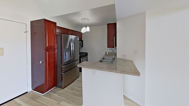 Building Photo - Woodland Hills 2/Bedroom and Loft Condo!
