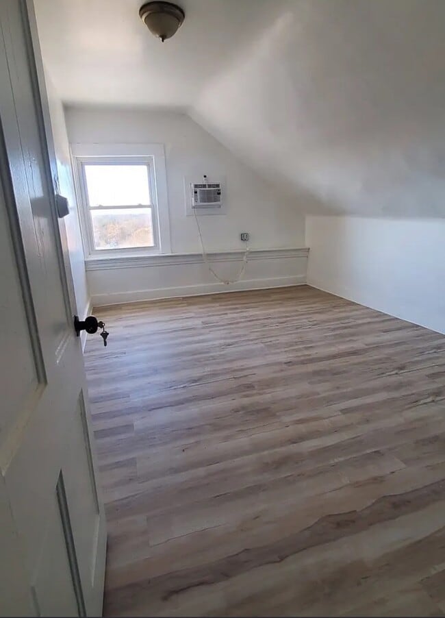 Building Photo - 3442 Larona Ave