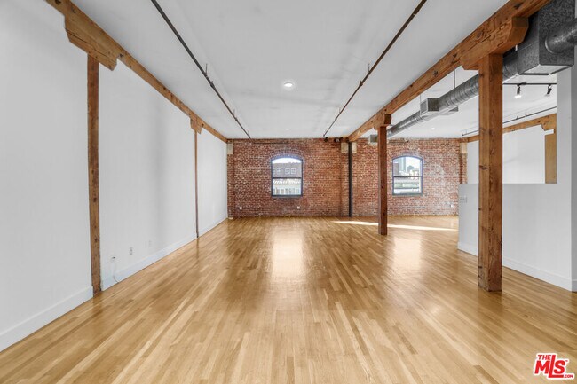 Foto del edificio - 215 S Santa Fe Ave