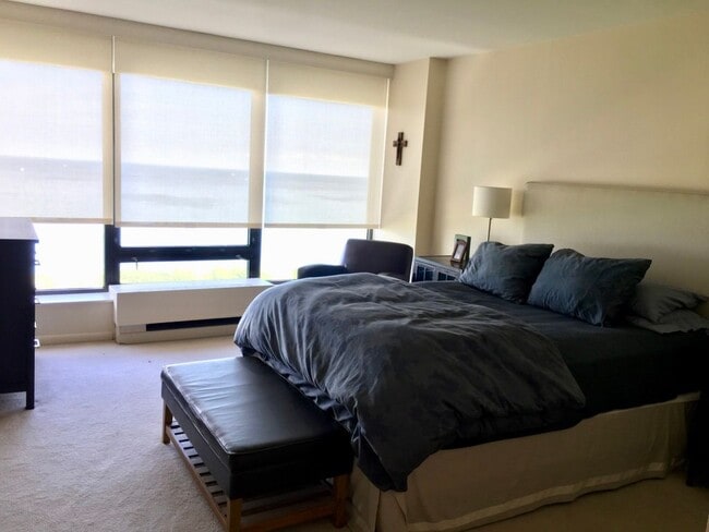 Building Photo - 5445 N Sheridan Rd