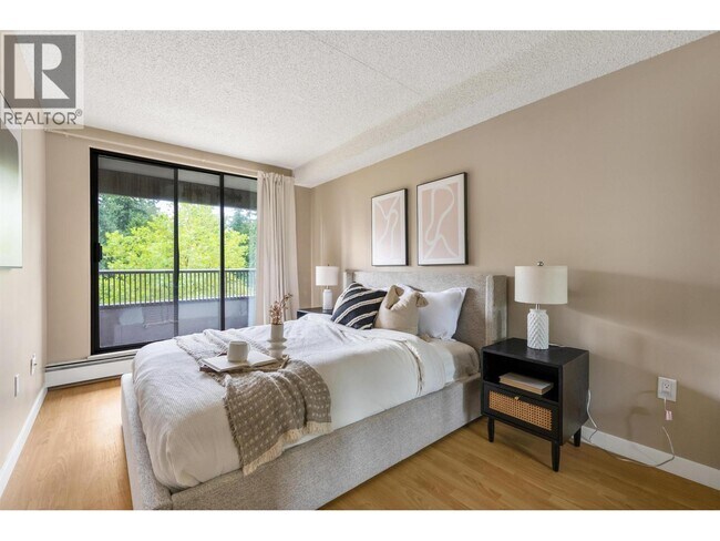 Photo du bâtiment - 6595 Willingdon Ave