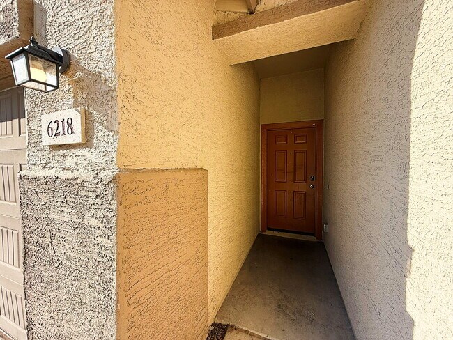 Foto del edificio - "Charming 3-Bedroom Oasis with 2 Baths & S...