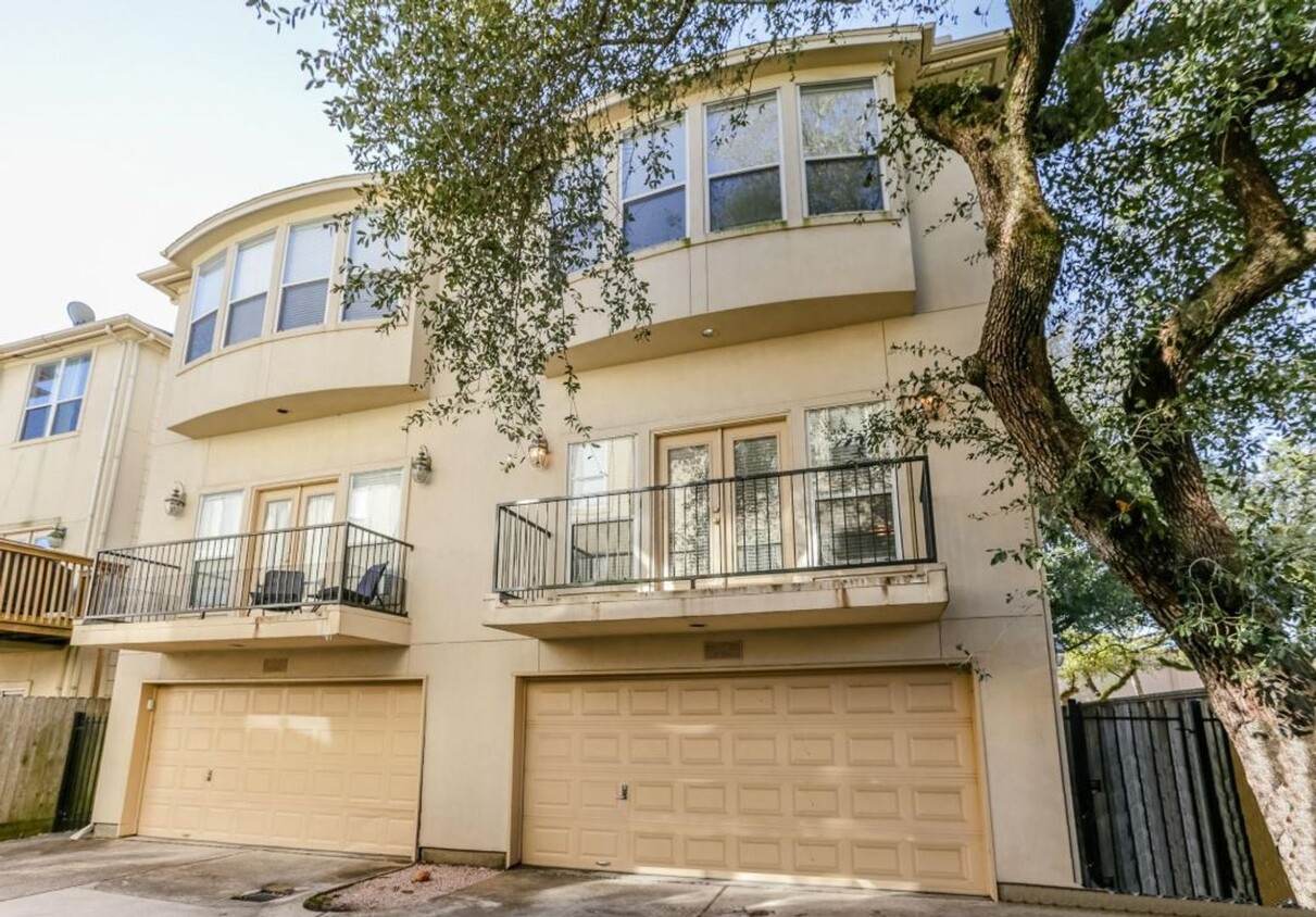 Foto principal - Elegant 3-Bedroom End-Unit Townhome Near M...