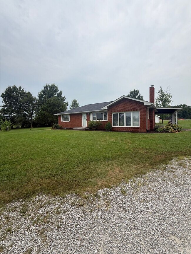 Foto del edificio - Charming 3-Bedroom, 3-Bathroom Farmhouse in Sturgeon MO
