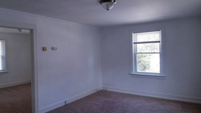 Building Photo - Spacious 1BR/1BA Garage Apartment Availabl...