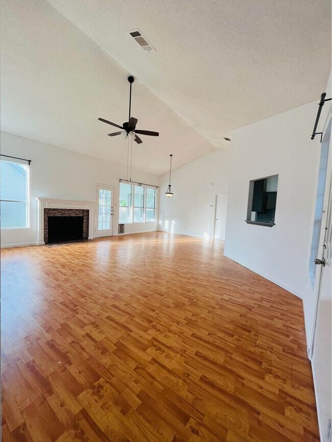 Foto del edificio - 2301 Spring Wagon Ln