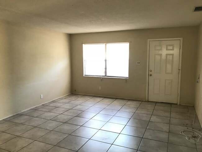Foto del edificio - 3/1 Duplex in Lakewood Park - Central A/C,...