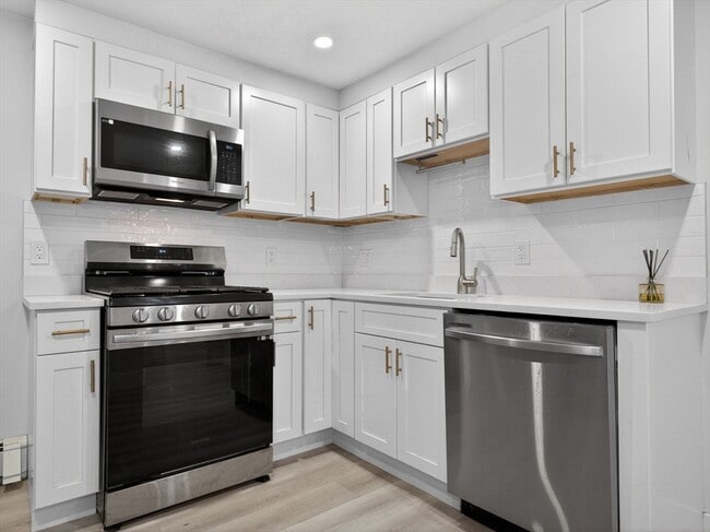 Building Photo - 469 Medford St