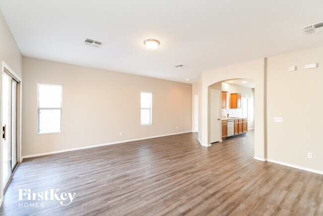 Building Photo - 2850 E Silverbell Rd
