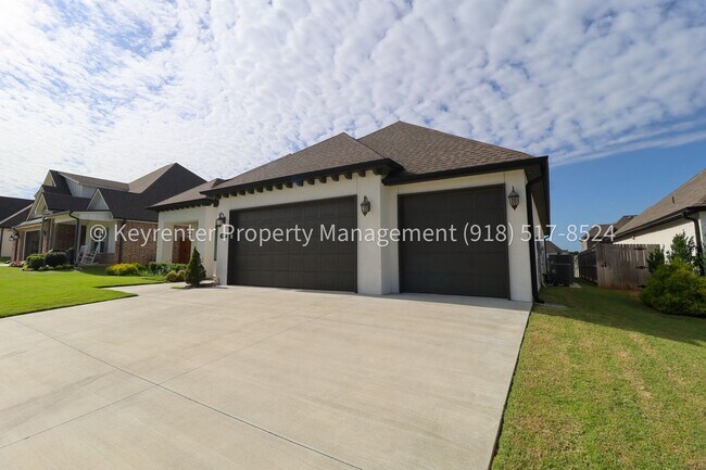 Building Photo - COMING SOON! Marvelous and Modern 3 Bed/ 3.5 Bath Home in South Broken Arrow!