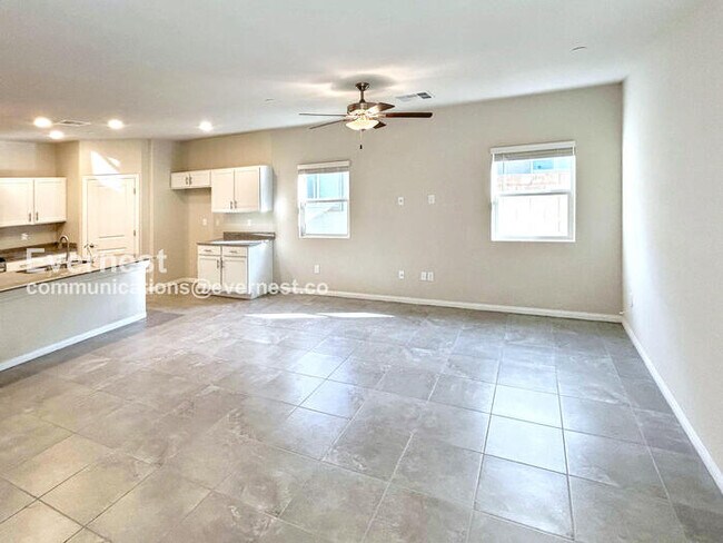 Foto del edificio - 3 Bed, 2 Bath Home with Fenced Yard & Garage / Available Now!