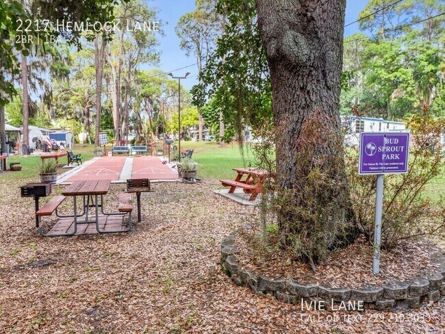 Foto del edificio - 2217 Hemlock Ln