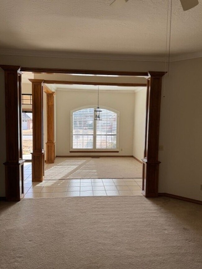 Building Photo - 4 bedroom 2 1/2 bath 3 car garage home