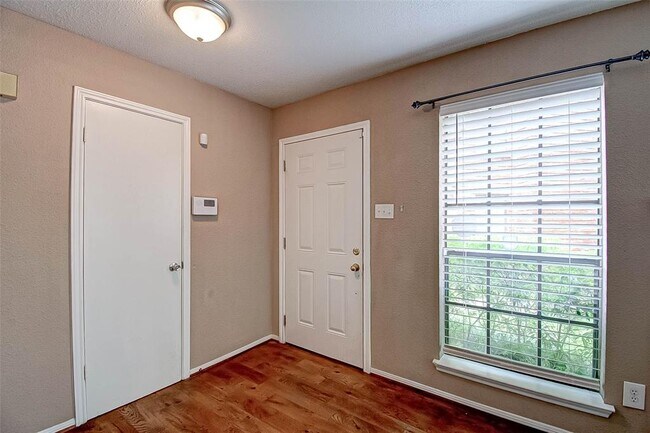 Foto del edificio - 2211 S Kirkwood Rd