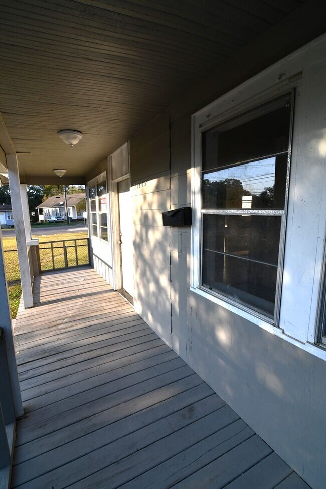 Building Photo - 3-bedroom, 1-bathroom home located in Plaq...
