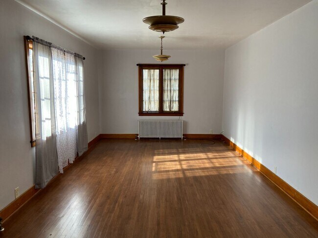 Building Photo - 2 br, 1 bath House - 815 Division Street