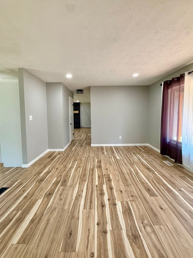 Building Photo - Three Bedroom Home in Schoolcraft