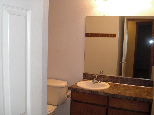 Building Photo - 3849 SW Neer Ave