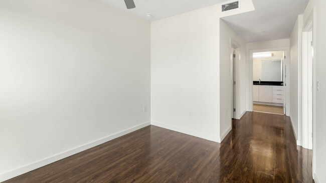 Bedroom with Hard Surface Flooring - Potrero 1010