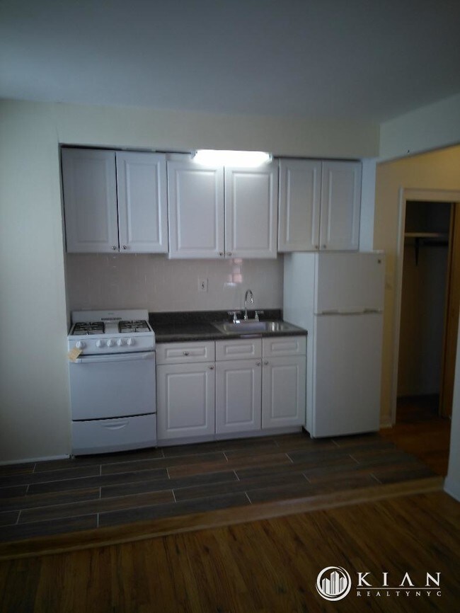 Foto del edificio - 304 W 10th St