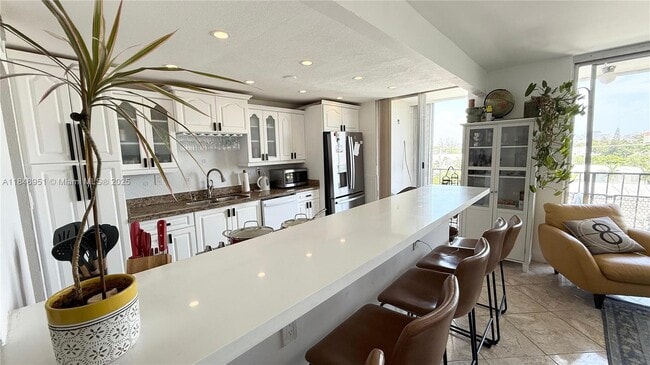 Foto del edificio - 7601 Byron Ave