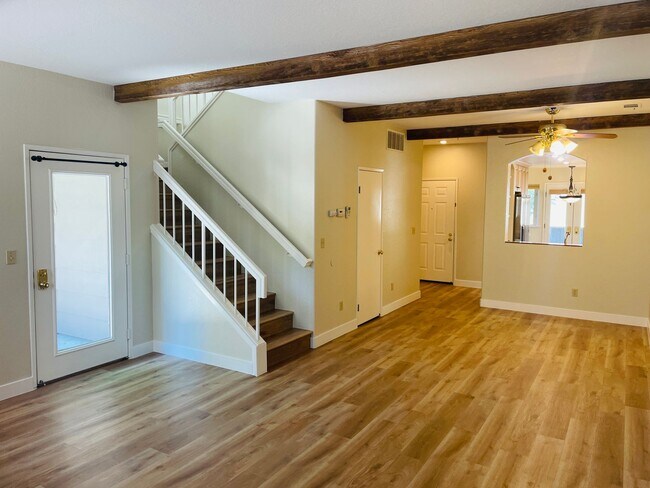 Foto del edificio - Wonderful 3 Bed 2.5 Bath Townhouse In Mountain View. Beautiful Vinyl Plank Flooring Installed Thr...