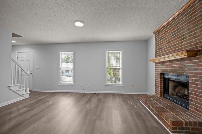 Building Photo - Spacious 3 Bedroom Home, LVP Floors, Updated Kitchen, New Cabinets, Granite, SS Appliances, Pet F...