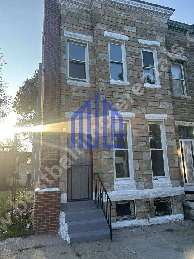 Building Photo - 822 N Payson St