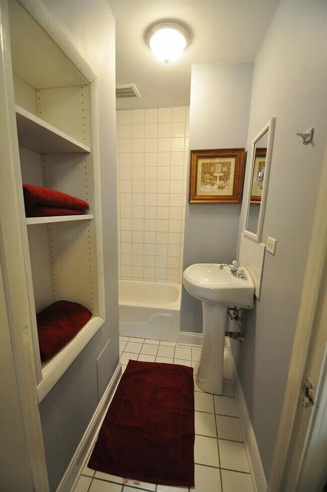 baño - 1810 S Throop St