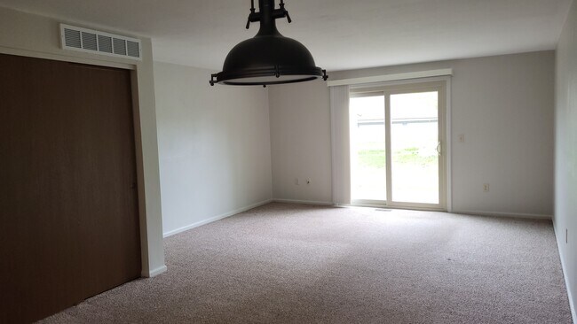 Living area - 9503 Centerbrook Ct