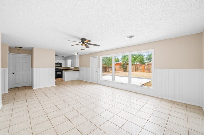 Building Photo - Open Concept 3/2/2, Minutes from LCU & Medical
