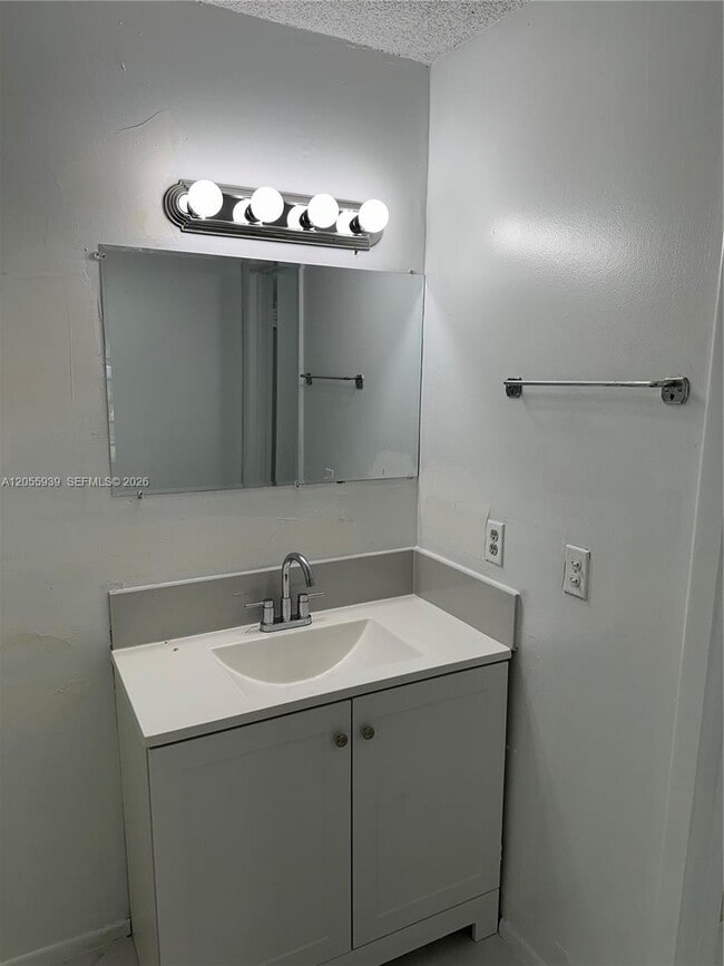 Building Photo - 9270 Fontainebleau Blvd