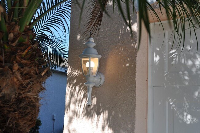 Toda la iluminación de la casa es LED. - 5009 46th St W