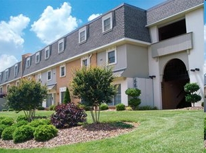 El Courtyard Apartaments - Courtyard on Main