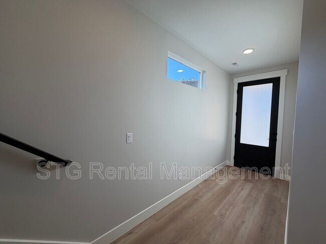 Building Photo - 597 E Hemsworth Ln
