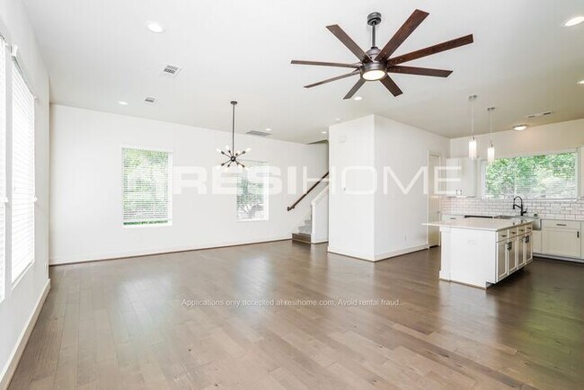 Building Photo - "Welcome Home! Get 1 month FREE RENT when ...