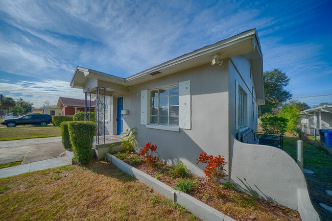 Building Photo - 925 17th St S