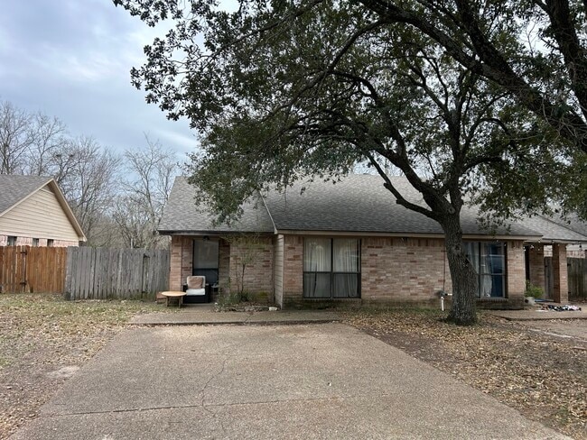 2 car parking, large shade tree - 702 Cross Timbers Dr
