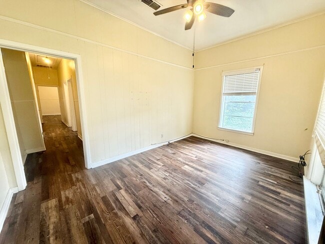 Building Photo - 3 bed/1 bath Duplex