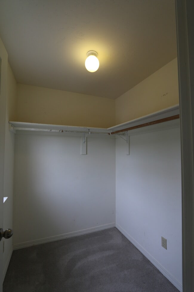 Building Photo - 1400 Kremer Dr