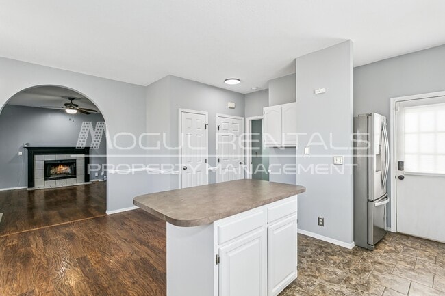 Foto del edificio - 9411 E Carson St