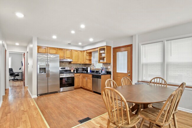 Foto del edificio - 236 Callan Ave