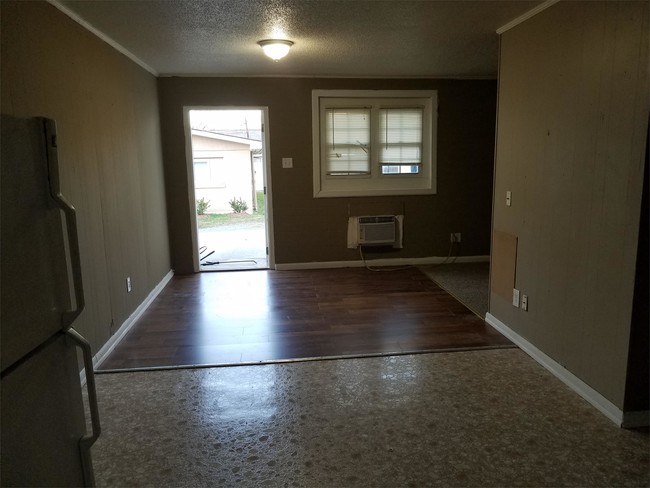 Photo - 902 Avenue E