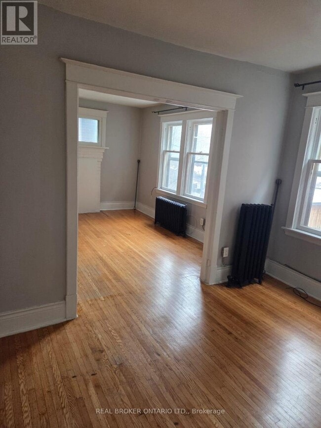 Building Photo - 985 Main St E