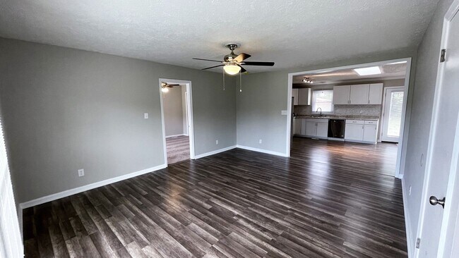 Foto del edificio - Remodeled 4 Bedroom / 2 Bathroom in proximity to shopping & Fort Bragg!